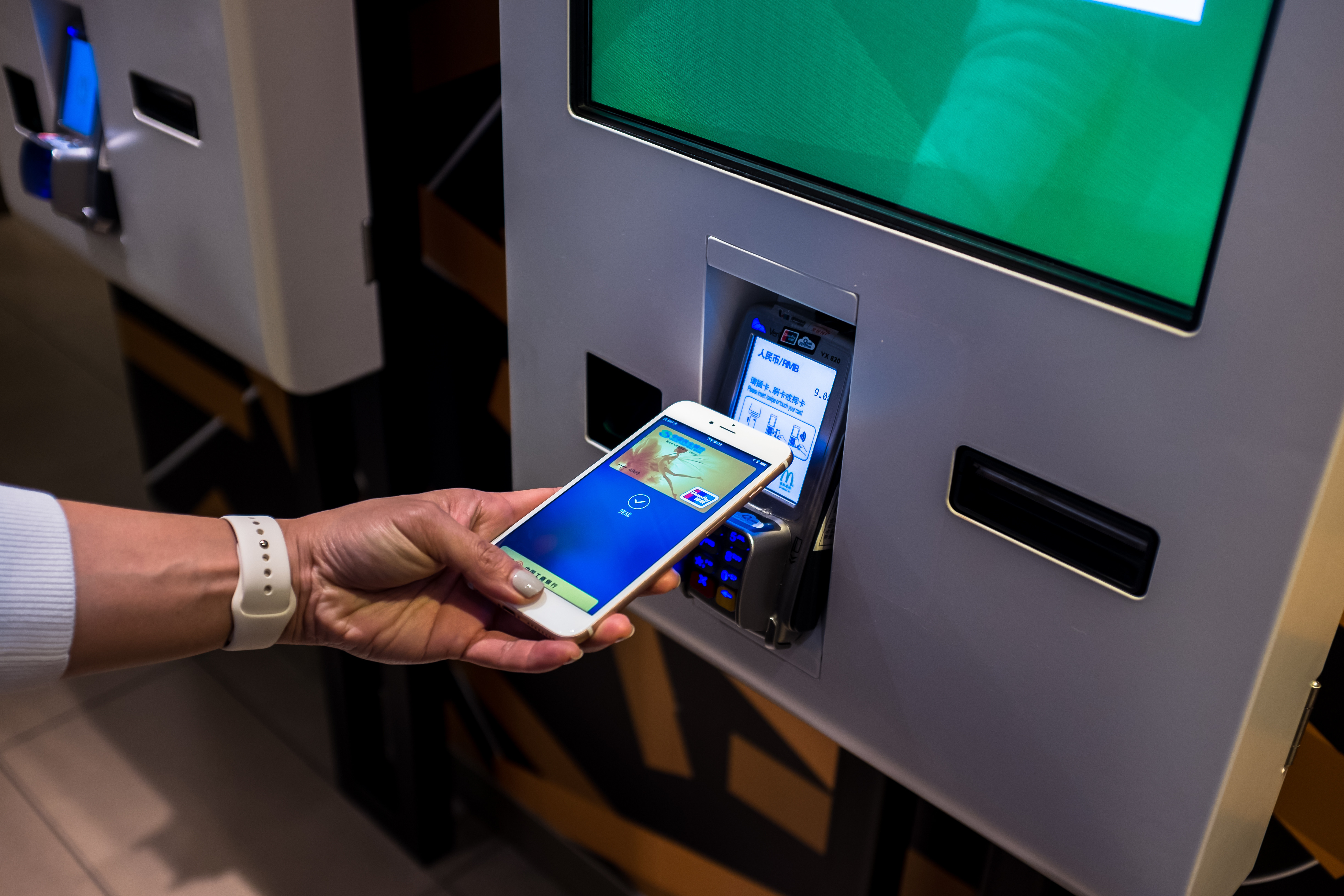Бесконтактный терминал. NFC платежный модуль. Бесконтактные платежи NFC. Apple pay на банкомате. NFC Банкомат.